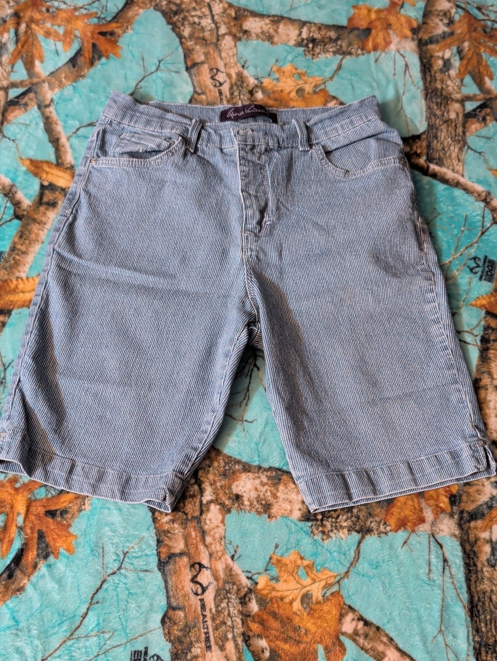 Gloria Vanderbilt Light Blue Pinstripe Women’s Bermuda Shorts